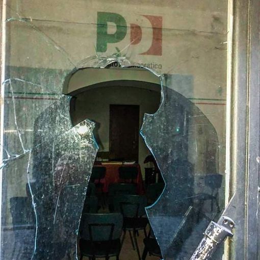 Cuorgnè, vandali in azione nella notte: danneggiata la sede del Pd