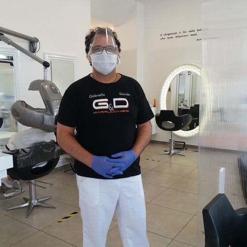 Bellezza in sicurezza: i parrucchieri di Torino &quot;sorridono&quot; con gli occhi e tornano ad accogliere i clienti [VIDEO]