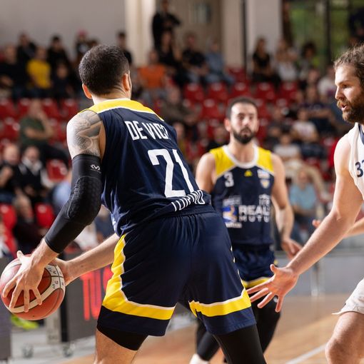 giocatori di basket in campo