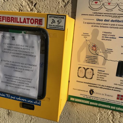 Perde i sensi mentre si trova a scuola, ma viene salvato dal defibrillatore