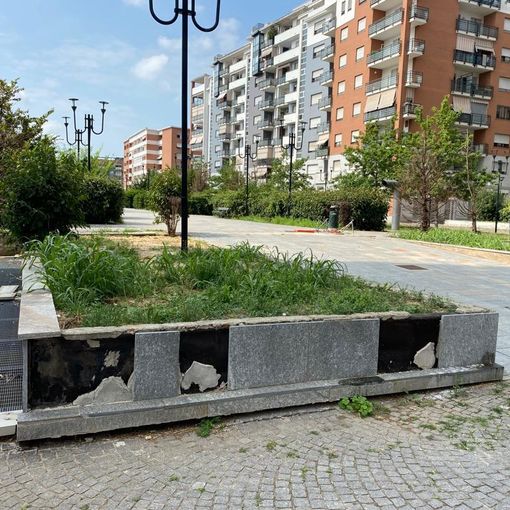 Erba alta, fontana distrutta e pavimentazione rotta: degrado nell'area Bennet di San Paolo