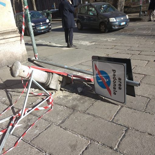 Muri imbrattatati, colonne di cemento sradicate, segnaletiche gettate a terra: regna il degrado nel centro di Torino
