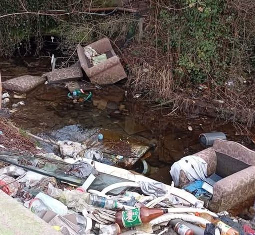 Discariche, cumuli di rifiuti e barbecue illegali in via Rossetti