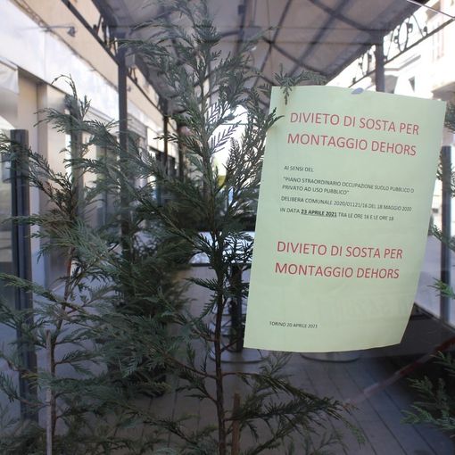 Dehors all'aperto con sedie e tavolini