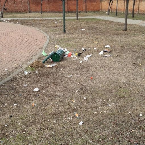 A Mirafiori Sud i vandali devastano il giardino di via Somalia