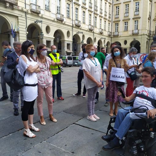 Persone con disabilità manifestano davanti al Comune sulla mobilità dolce: &quot;Troppi rischi, servono regole per bici e monopattini&quot;