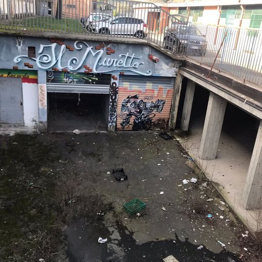 C'era una volta lo spazio popolare &quot;Il Muretto&quot;: bici e rifiuti davanti all'ex bar