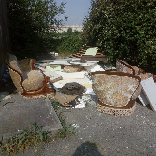 Vallette, il capolinea della linea 3 diventa una discarica abusiva: &quot;Inserire le telecamere&quot;