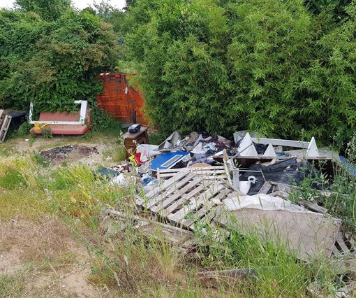 Moncalieri, scoperta discarica abusiva accanto alla pista ciclabile del Chisola