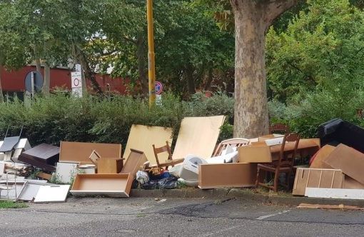 Nichelino, discarica abusiva in via Cacciatori: la rabbia dei residenti