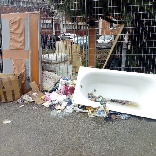 Vasca da bagno e rifiuti in via Pirano