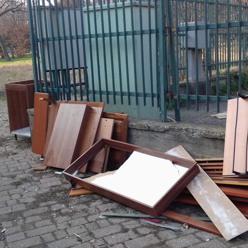 Via Verolengo diventa una discarica abusiva, la rabbia dei cittadini: “Si installino telecamere contro gli abbandoni”