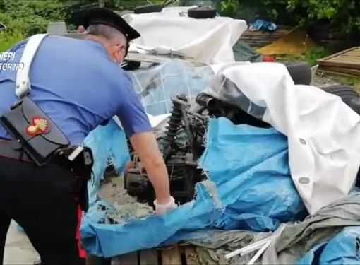 Borgaro, 300 tonnellate di rifiuti speciali e 25 auto in stato di abbandono: i carabinieri sequestrano una discarica abusiva