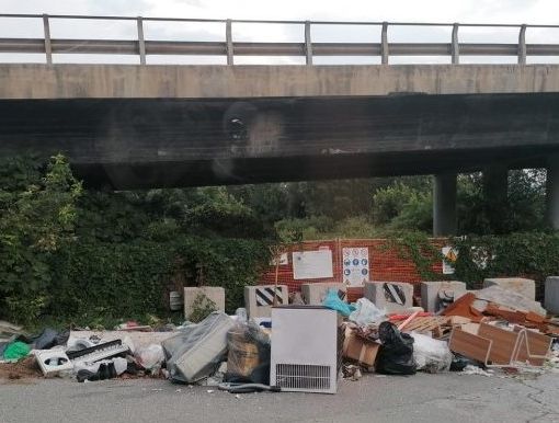 Moncalieri, scoperto e multato di mille euro l'uomo che aveva creato discarica abusiva in Borgata Barauda