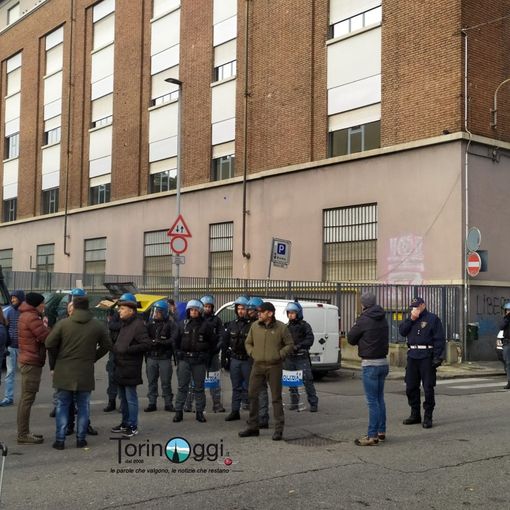 Balon, tensioni tra gli occupanti e le forze dell'ordine [FOTO e VIDEO]