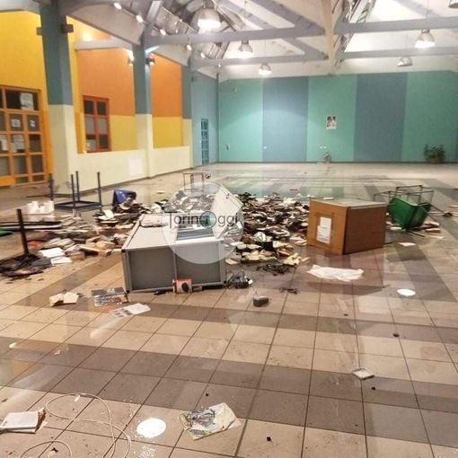 Plexiglass frantumati, uffici assaltati: le immagini di una notte di disordini al minorile di Torino [FOTO]