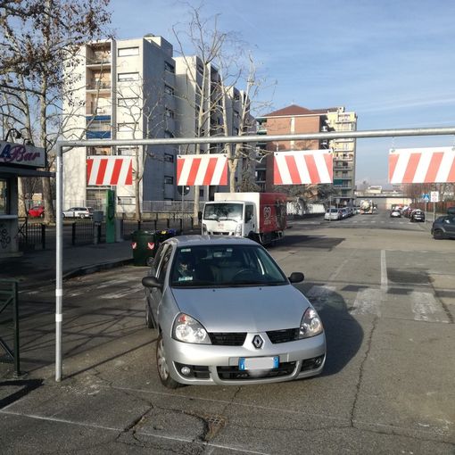 Installati i dissuasori contro il parcheggio dei camper in via Spazzapan