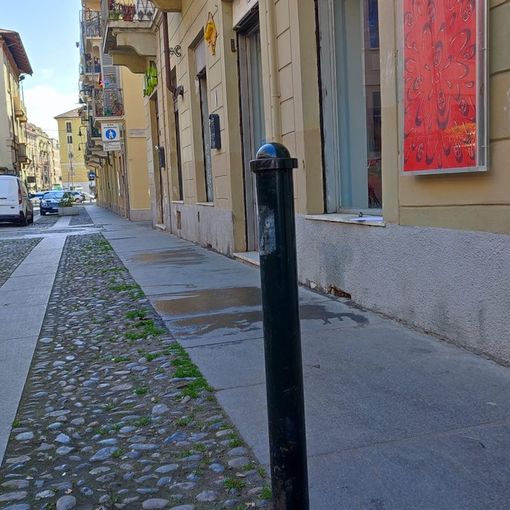 Dissuasori divelti in borgo Campidoglio: lo strano caso della strada pedonale dove si parcheggia “liberamente”