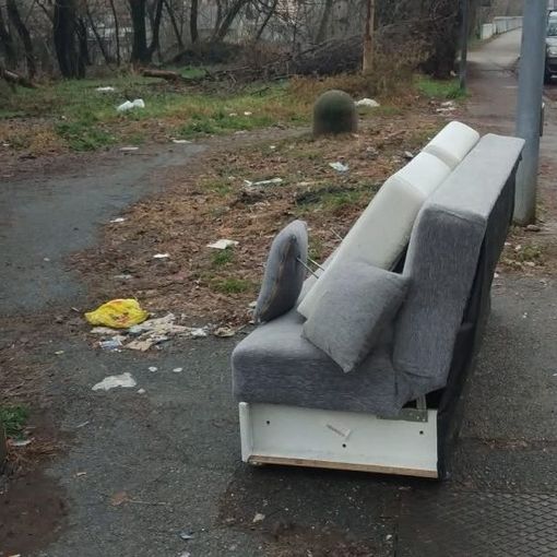 Moncalieri, 'furbetti dei rifiuti' di nuovo in azione: divano abbandonato in via Sestriere