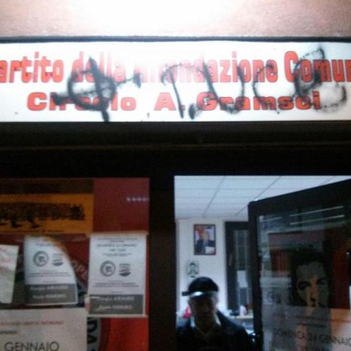 Nichelino, croce celtica e scritta &quot;Duce&quot; su sede del Partito Rifondazione Comunista