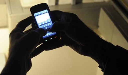 Segue la ex appena rientrata dalle ferie e le impedisce di allontanarsi con l’auto: arrestato
