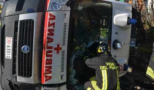 Ambulanza si ribalta in corso Re Umberto, nessun ferito grave
