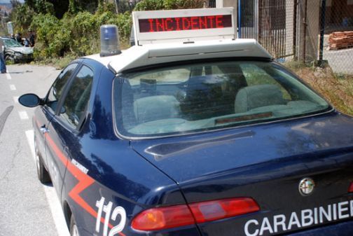 Fugge dopo lo scontro con un'auto, è caccia al pirata della strada