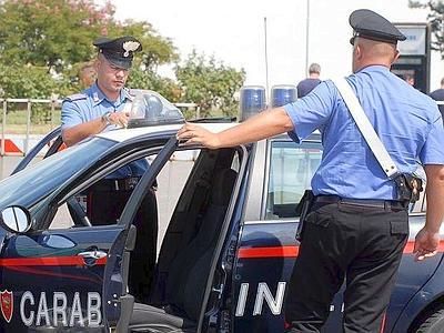 Prendono in ostaggio un cliente e rapinano la tabaccheria, è caccia ai banditi