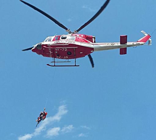 Anziano si lancia nel fiume Dora, salvato dai pompieri