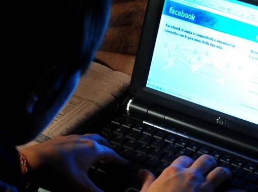 Riconosce su Facebook i ladri che lo avevano rapinato, 3 arresti