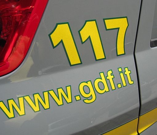 Portava 20 mila euro all'estero, fermata dalla Gdf in aeroporto