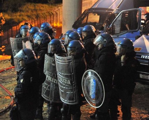 Assalto al cantiere Tav con i fuochi d'artificio, dispersi manifestanti