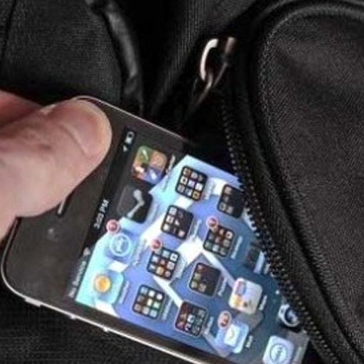 Rubano cellulare su autobus, arrestati due rumeni