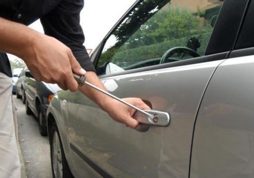 Nichelino, prima ripuliscono l'auto e poi svaligiano l'appartamento