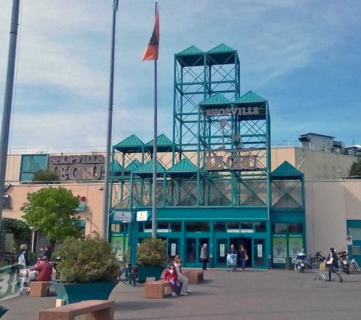 Si butta dal terzo piano del centro commerciale &quot;Le Gru&quot;, donna muore sul colpo