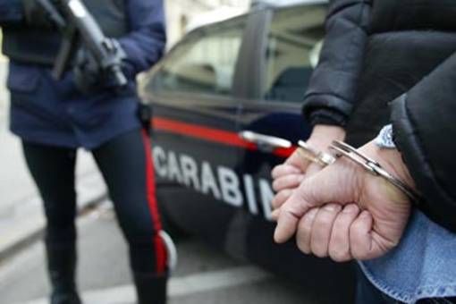 Spaccio e possesso di armi, arrestato 59enne