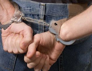 Approfitta della chiusura e saccheggia un parrucchiere di Aurora: arrestato dai carabinieri