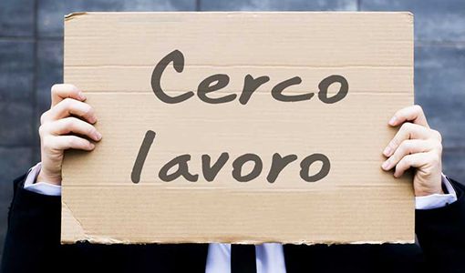 Incatenato davanti al Comune di Torino perchè ha perso il lavoro: la storia di Gianni