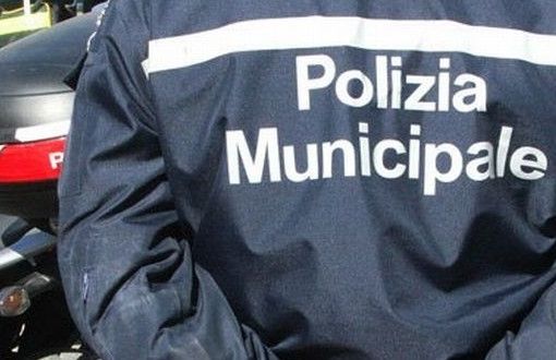 Fotografie osé sui vetri dello spogliatoio dei vigili, avviata indagine interna