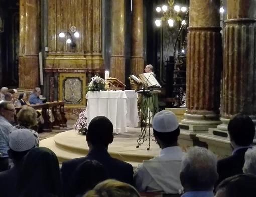 Islamici e cristiani insieme a Messa per dire no al terrorismo