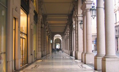 Entra in una boutique del centro e prende a morsi i poliziotti, arrestata