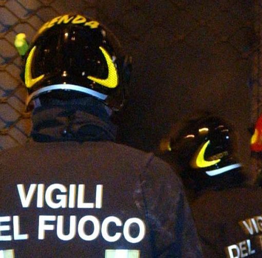 Fiamme nella notte nei capannoni della Algesas