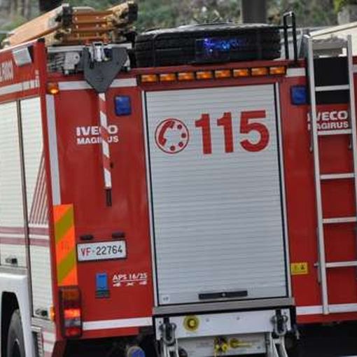 Dodicenne incendia divano per gioco, cinque persone intossicate