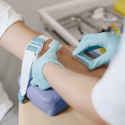 Superando la paura dell'ago, la donazione del sangue prevale come gesto di altruismo. I risultati del sondaggio di Serenis