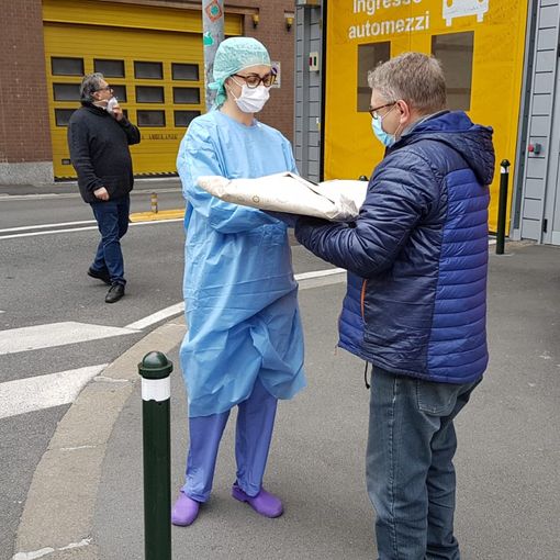La solidarietà ai tempi del coronavirus: taxisti torinesi portano negli ospedali colazioni donate da alcune pasticcerie
