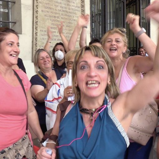 abbraccio donne pulizie