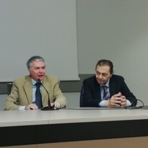 Il dottor Nicola Giorgione a destra, vicino al commissario Picco (foto tratta dalla pagina facebook Asl Città di Torino) Il dottor Nicola Giorgione a destra, vicino al commissario Picco (foto tratta dalla pagina facebook Asl Città di Torino)