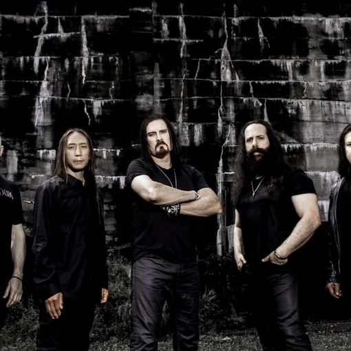 Serata metal al Gru Village: sabato il palco è tutto per i virtuosismi dei Dream Theater