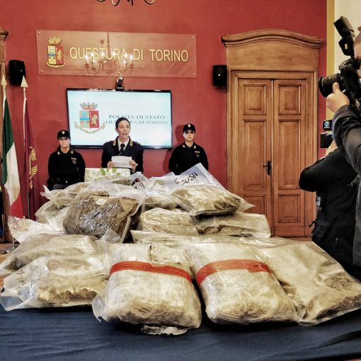 Maxi sequestro di marijuana a Mirafiori: serviva a rifornire i clienti per le feste di Natale [VIDEO]