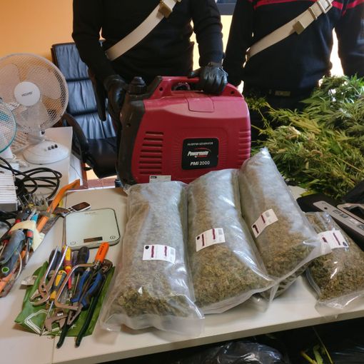 Gassino, la casa occupata era diventata un magazzino per la droga: due persone in manette [FOTO e VIDEO]